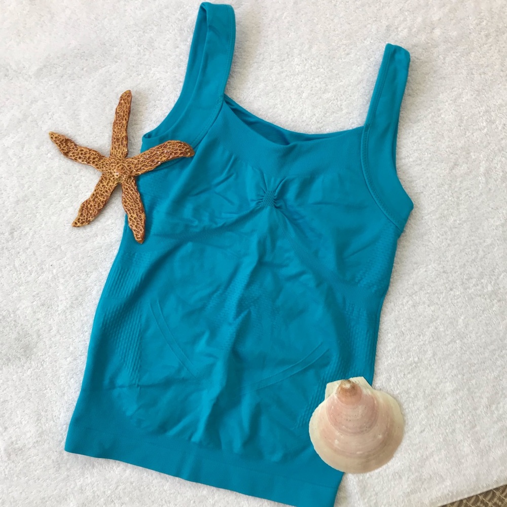 💥2/$10💥 NWOT Workout top w/ built in sports bra (2a)